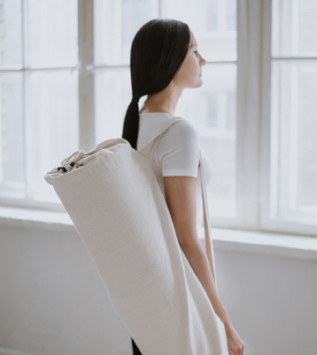 yoga matta merino ull med väska över axeln